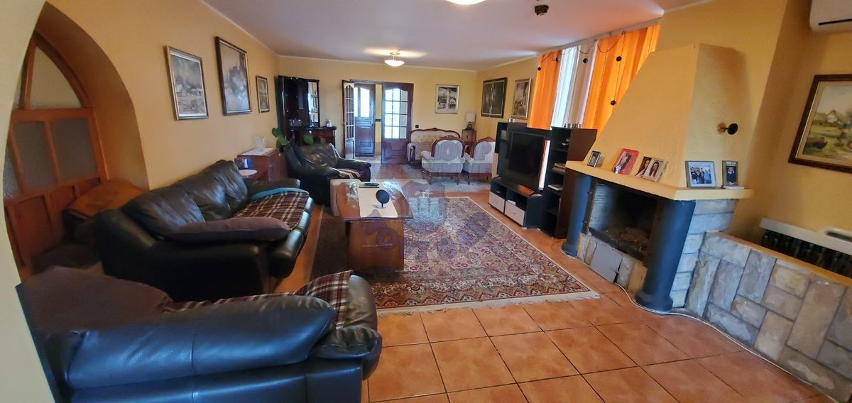 kuca na prodaju Sremska Kamenica, 400m2 469416